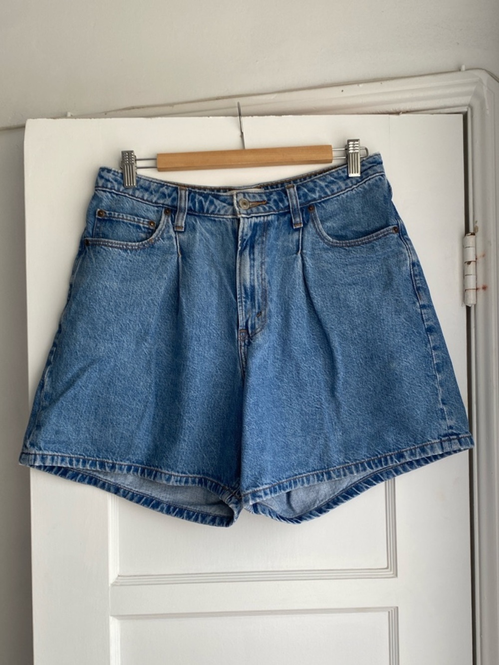 Abercrombie the loose short high rise size 30/10